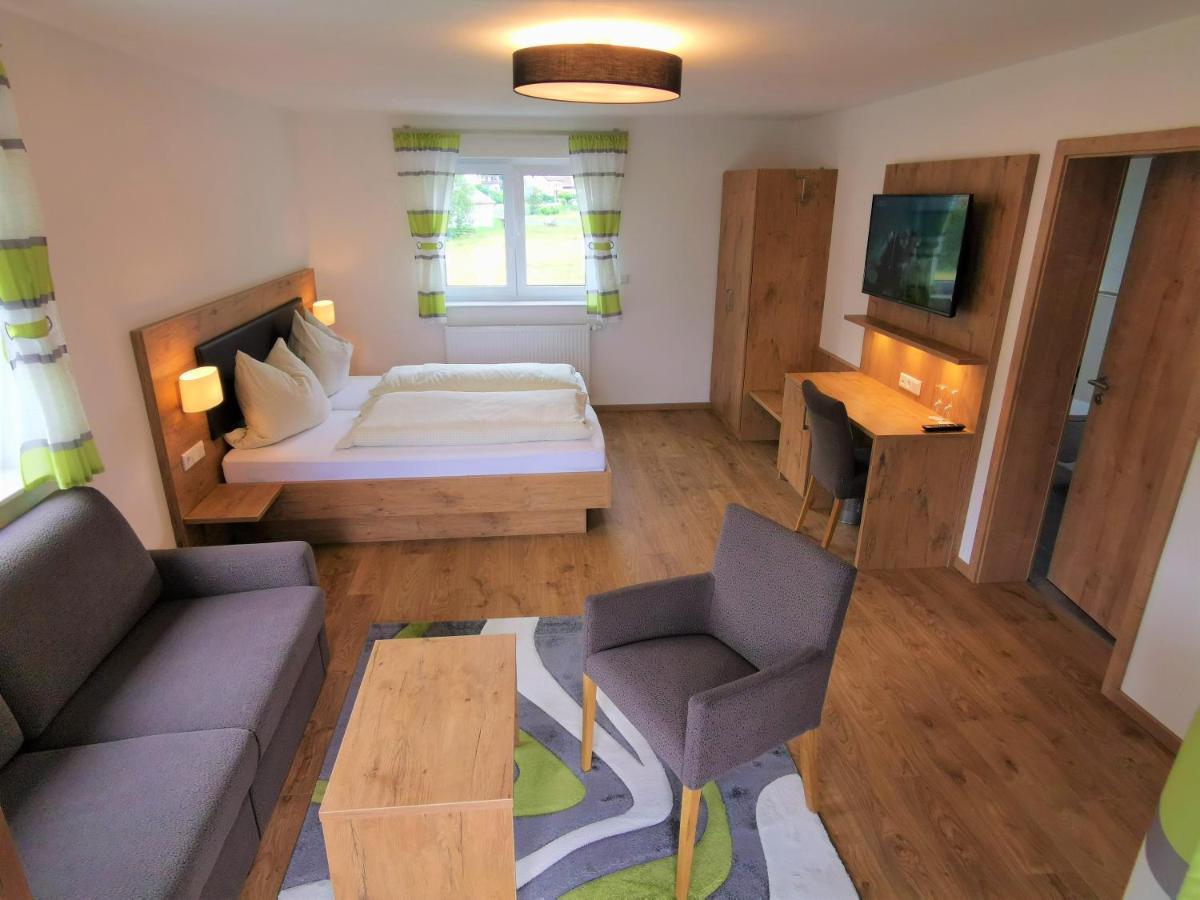 Hotel Gruener Baum Mit Restaurant & Wellness Oberzent Dış mekan fotoğraf