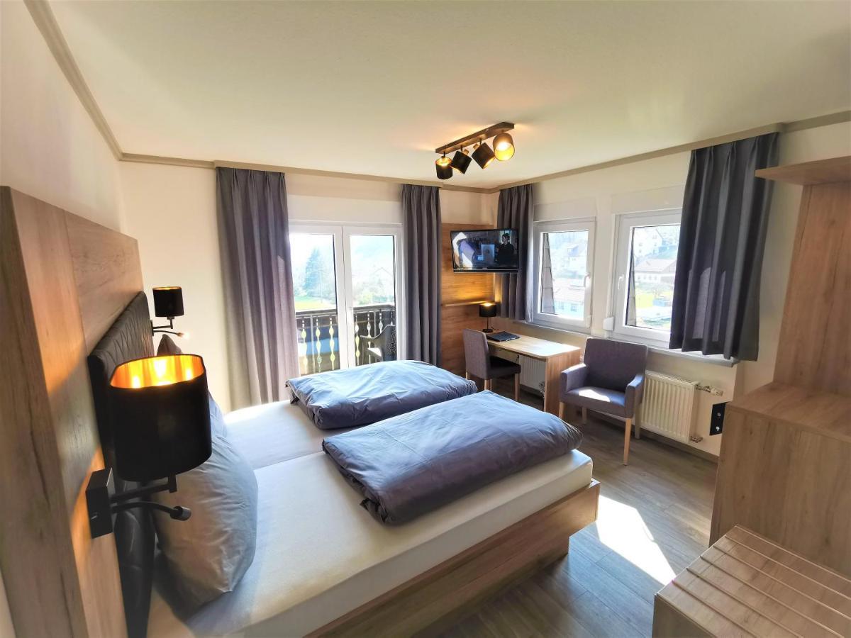 Hotel Gruener Baum Mit Restaurant & Wellness Oberzent Dış mekan fotoğraf