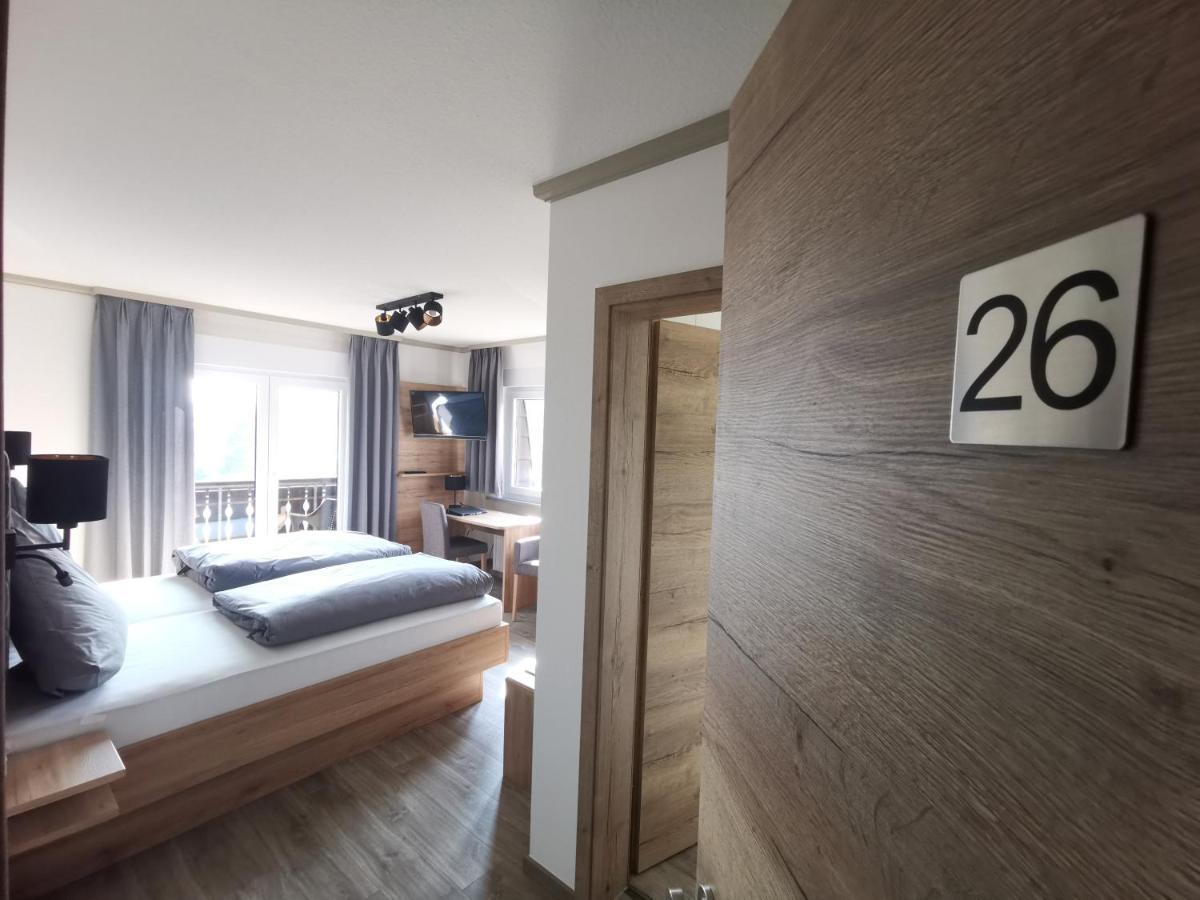 Hotel Gruener Baum Mit Restaurant & Wellness Oberzent Dış mekan fotoğraf