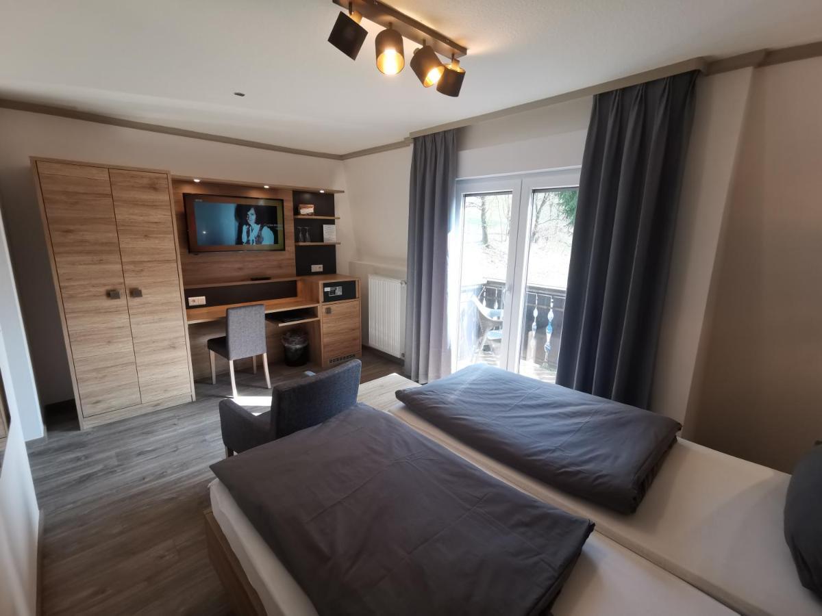 Hotel Gruener Baum Mit Restaurant & Wellness Oberzent Dış mekan fotoğraf