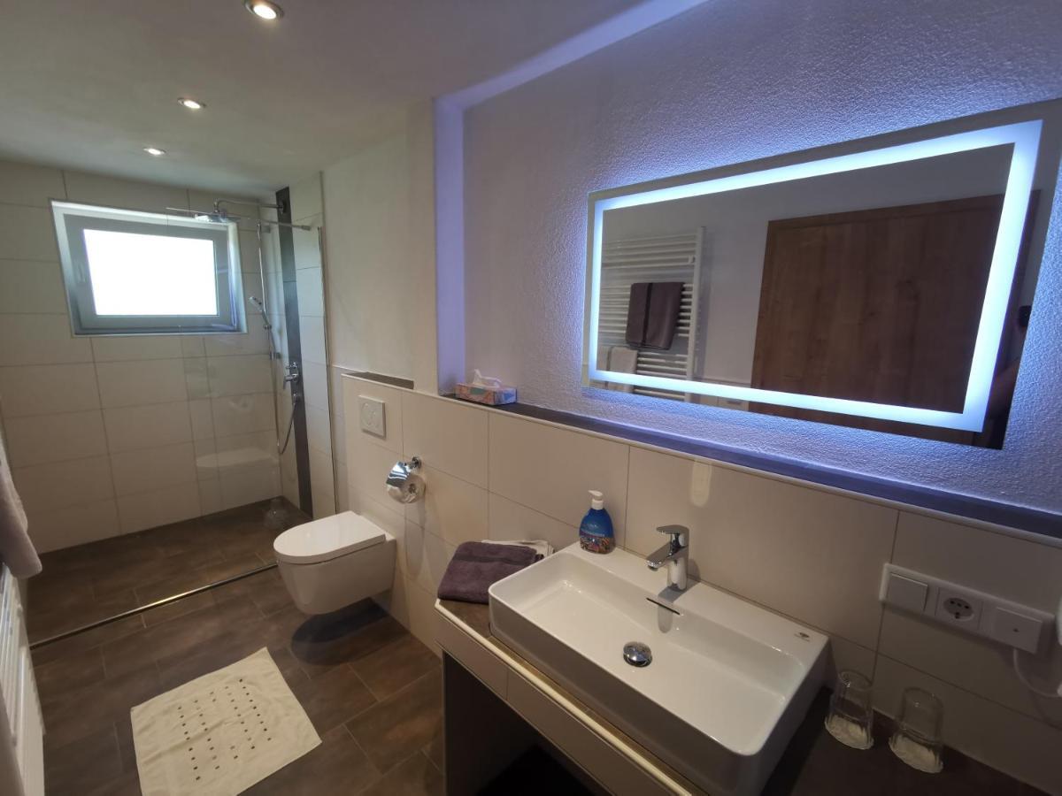 Hotel Gruener Baum Mit Restaurant & Wellness Oberzent Dış mekan fotoğraf