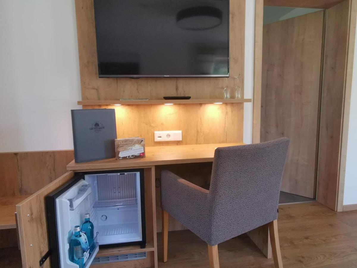 Hotel Gruener Baum Mit Restaurant & Wellness Oberzent Dış mekan fotoğraf