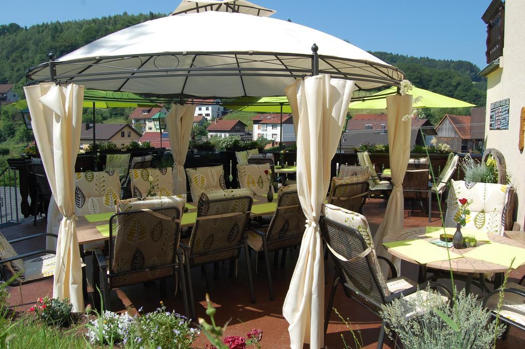 Hotel Gruener Baum Mit Restaurant & Wellness Oberzent Dış mekan fotoğraf
