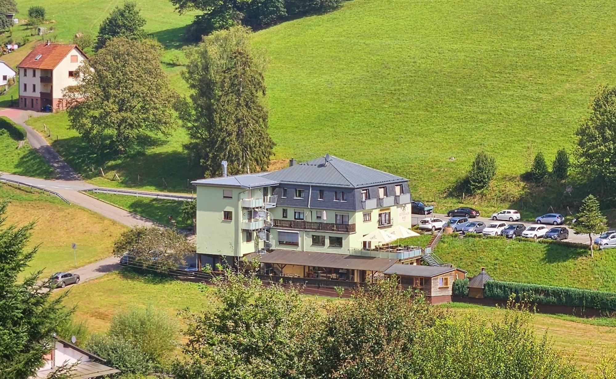 Hotel Gruener Baum Mit Restaurant & Wellness Oberzent Dış mekan fotoğraf