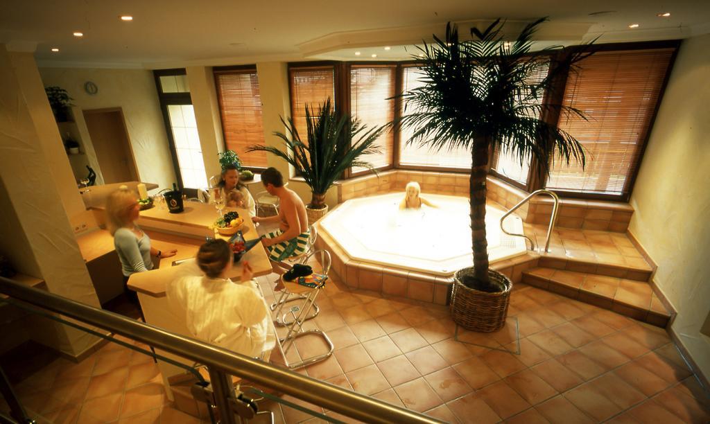 Hotel Gruener Baum Mit Restaurant & Wellness Oberzent Dış mekan fotoğraf