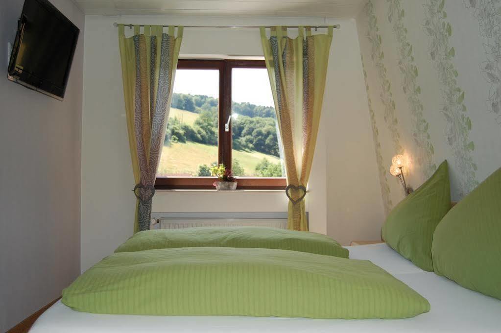 Hotel Gruener Baum Mit Restaurant & Wellness Oberzent Dış mekan fotoğraf