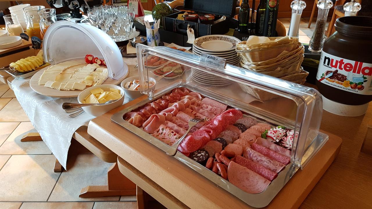 Hotel Gruener Baum Mit Restaurant & Wellness Oberzent Dış mekan fotoğraf