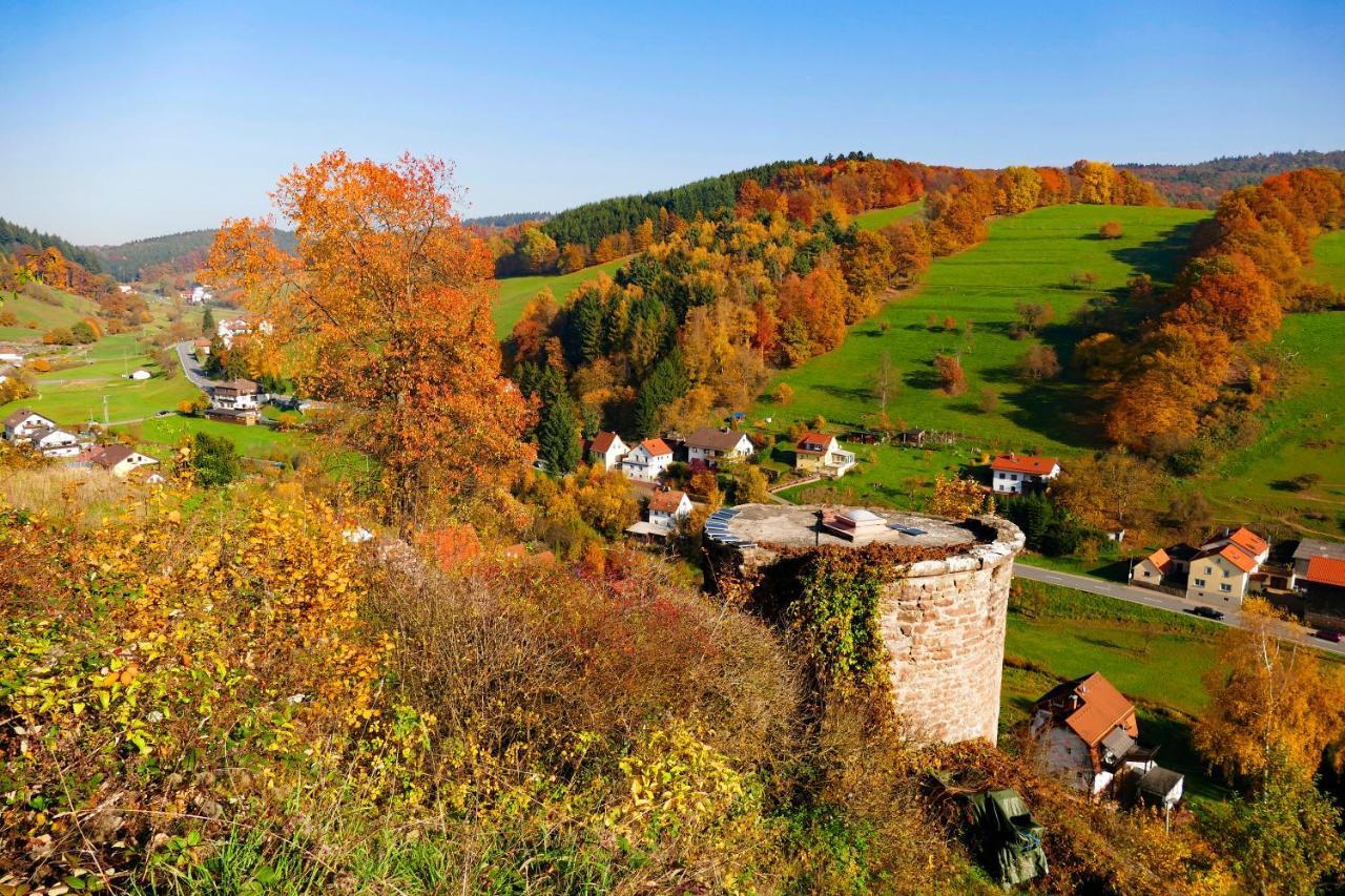 Hotel Gruener Baum Mit Restaurant & Wellness Oberzent Dış mekan fotoğraf
